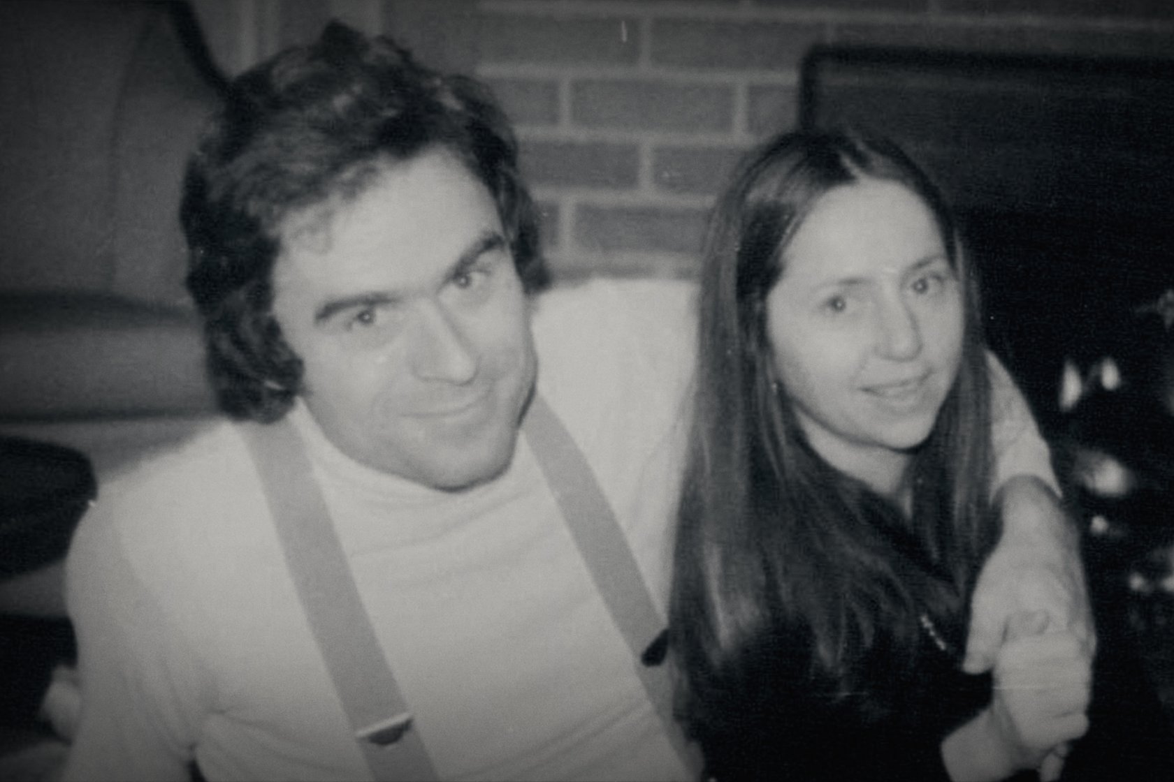 Ted Bundy prowadził podwójne życie. Udawał przykładnego obywatela, chłopaka Elizabeth Kloepfer, a w międzyczasie mordował młode kobiety