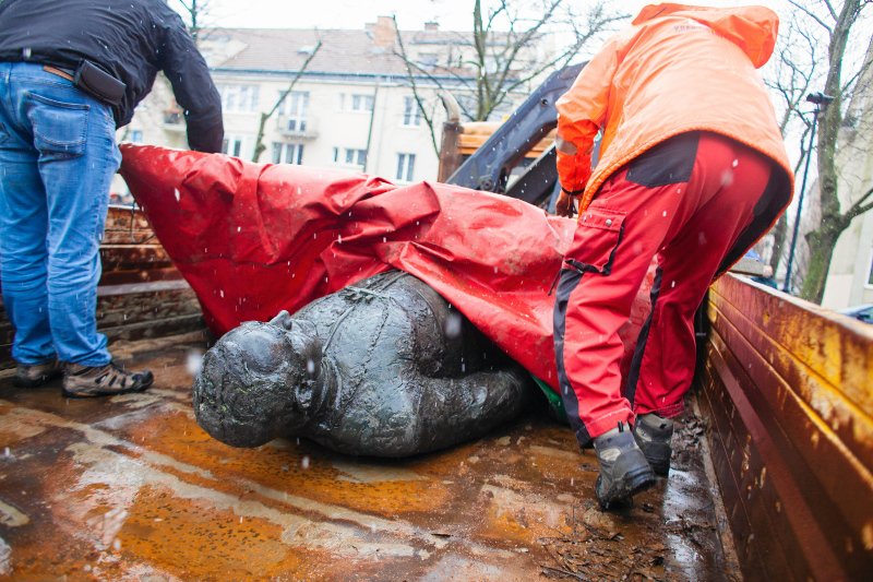 Sprawcom obalenia pomnika prałata Jankowskiego grozi nawet pięć lat więzienia.