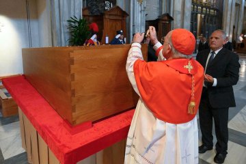 Trumna z ciałem Franciszka została zapieczętowana i złożona do ziemnego grobu Tego kamery nie pokazały na pogrzebie Franciszka. Watykan pokazał zdjęcia