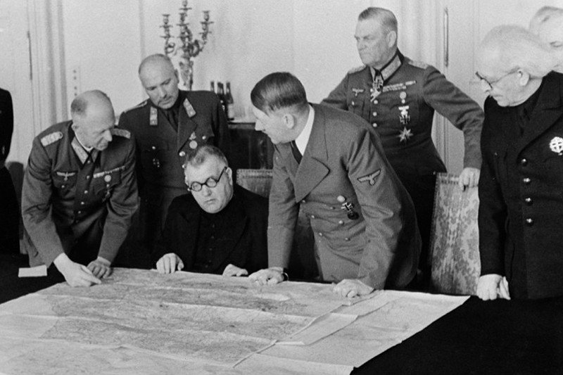 Ks. Jozef Tiso i Adolf Hitler nad mapami w 1939 r. w Berlinie.