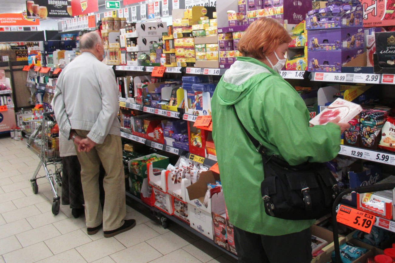 Mimo zapewnień rządzących, Polkom i Polakom nie żyje się dostatniej.