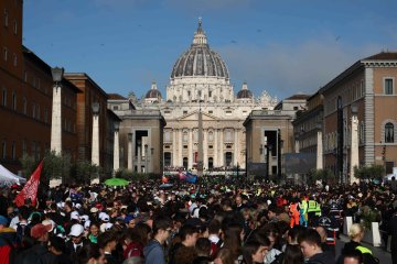 Tłum wiernych żegna papieża w Watykanie. Są pierwsze dane o frekwencji Pogrzeb papieża Franciszka. Są pierwsze dane o frekwencji