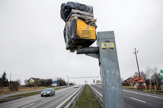 Dawne fotoradary warszawskiej Straży Miejskiej z trudem są przekazywane Inspekcji Transportu Drogowego.