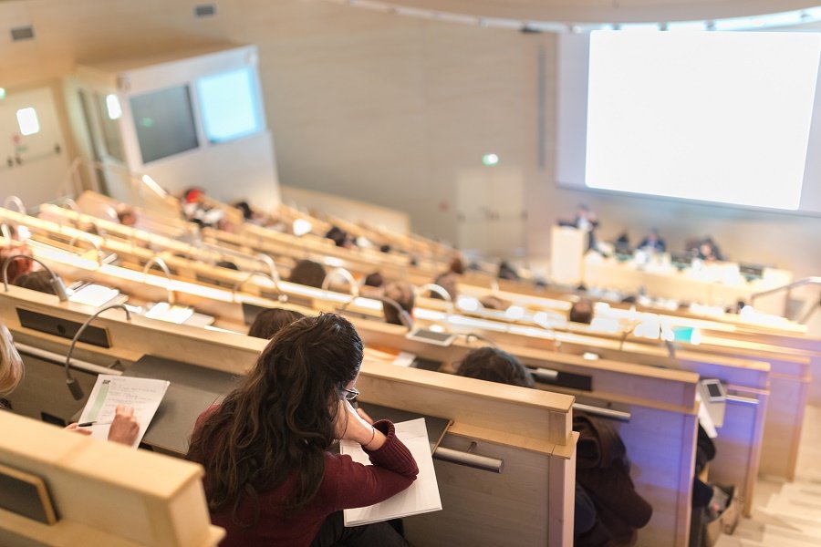 Specjalistyczne egzaminy przekrojowe zamiast tradycyjnych prac dyplomowych na studiach.