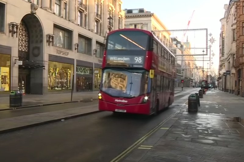 W Wielkiej Brytanii odkryto nową odmianę koronawirusa. Na zdjęciu: wyludniona Oxford Street, główna ulica handlowa Londynu.