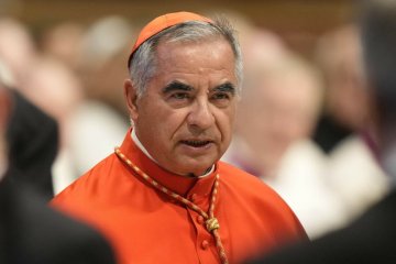 Nieoczekiwana decyzja kardynała. Tłumaczy się "posłuszeństwem wobec woli papieża". Kard. Angelo Becciu rezygnuje z udziału w konklawe. W 2023 usłyszał wyrok.