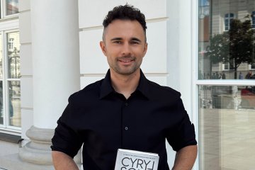 Cyryl Sone, czynny prokurator i pisarz kryminałów.